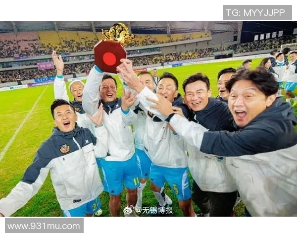 香港足球明星队意外相遇引发球迷热议精彩瞬间回顾